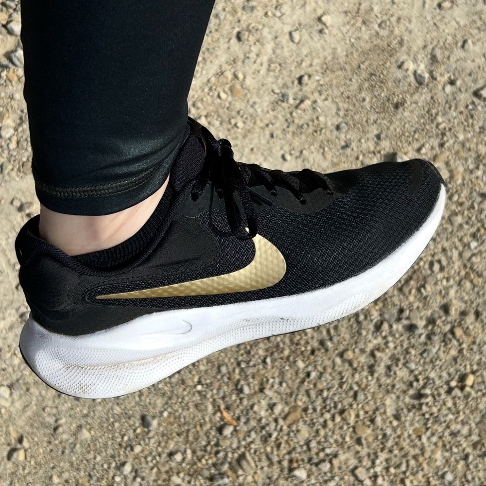 🌌🌕Nike Black and Gold Athletic Sneakers